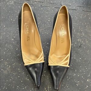 CHANEL Black Leather Pointed Toe Flats with Beige Trim